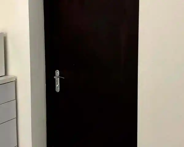 Двері після прибирання